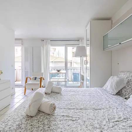 Charming With Pool & Balcony -heart Of Apartment *