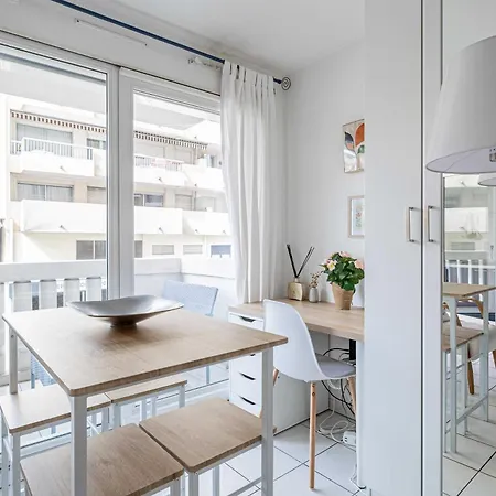 Charming With Pool & Balcony -heart Of Apartment *
