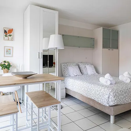 公寓 Charming With Pool & Balcony -heart Of