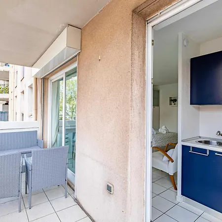 Charming With Pool & Balcony -heart Of Apartment
