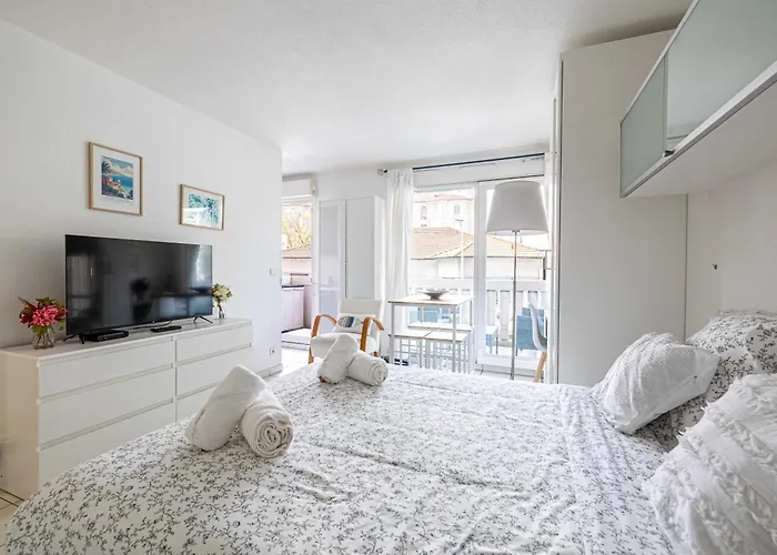 Charming With Pool & Balcony -heart Of *