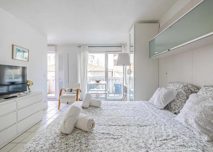 Charming With Pool & Balcony -heart Of דירה *