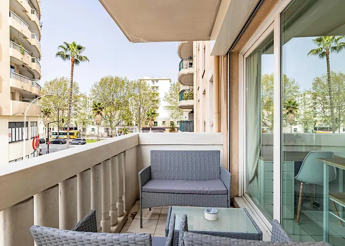 Apartmán Charming With Pool & Balcony -heart Of