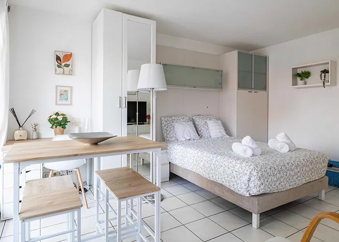 Apartmán Charming With Pool & Balcony -heart Of