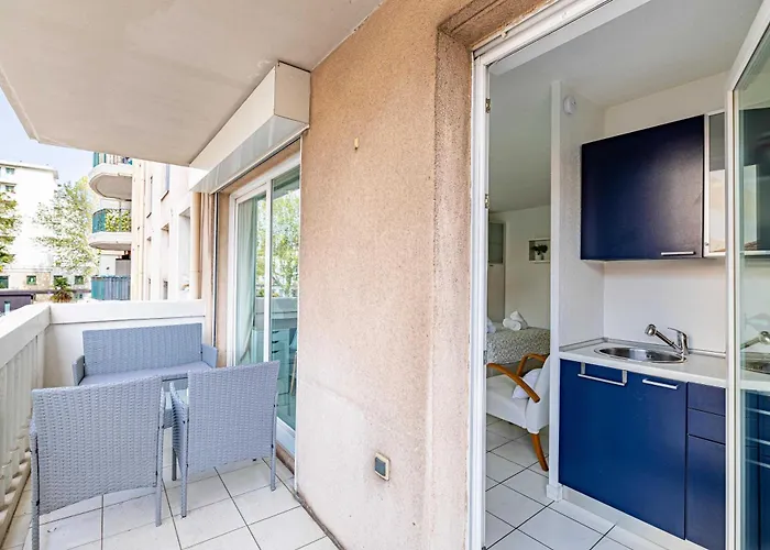Charming With Pool & Balcony -heart Of Apartmán