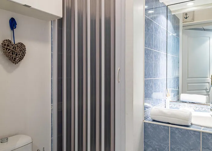 Charming With Pool & Balcony -heart Of דירה